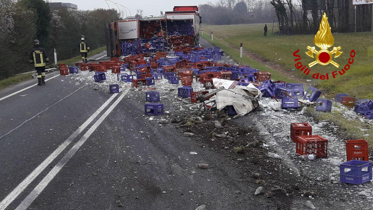 “Strage” di bottiglie di minerale sulla Feltrina: il rimorchio fa acqua da tutte le parti! – FOTO