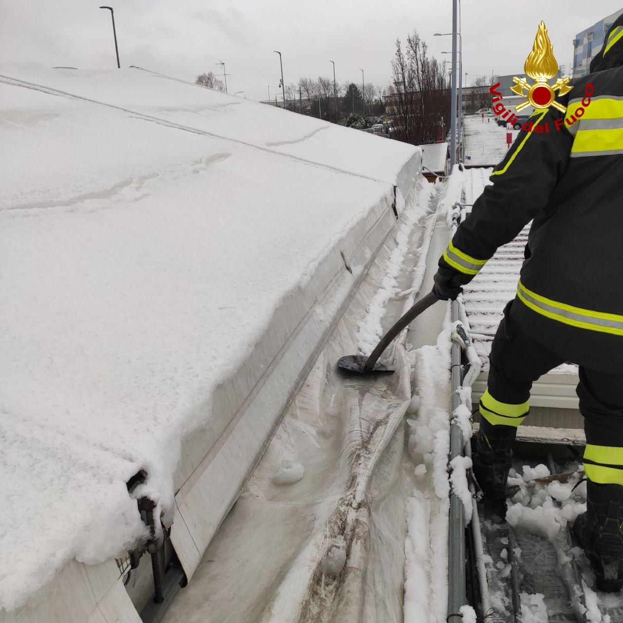Troppa neve sui tendoni, tamponi a rilento nei Covid center