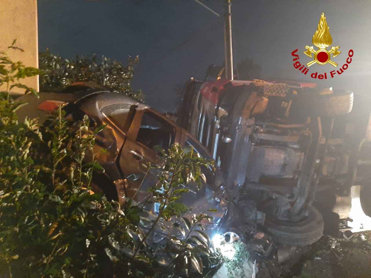 Perde il controllo del bilico a Vedelago e si schianta contro 7 auto FOTO