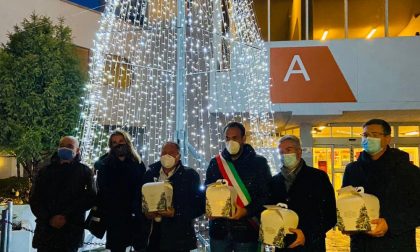 Acceso l'albero di luce dell'Ospedale Ca' Foncello: dedicato a medici, infermieri e operatori sanitari