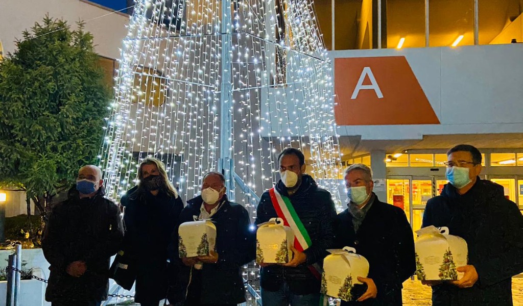 Acceso l’albero di luce dell’Ospedale Ca’ Foncello: dedicato a medici, infermieri e operatori sanitari