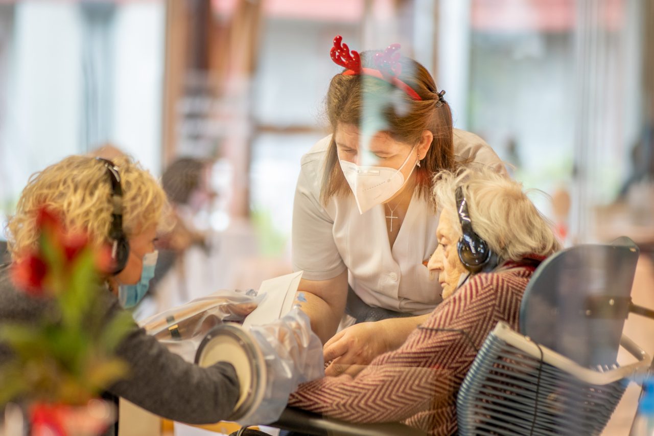 Natale 2020 al Centro anziani Sartor, nella “stanza degli abbracci” anche i doni per gli ospiti