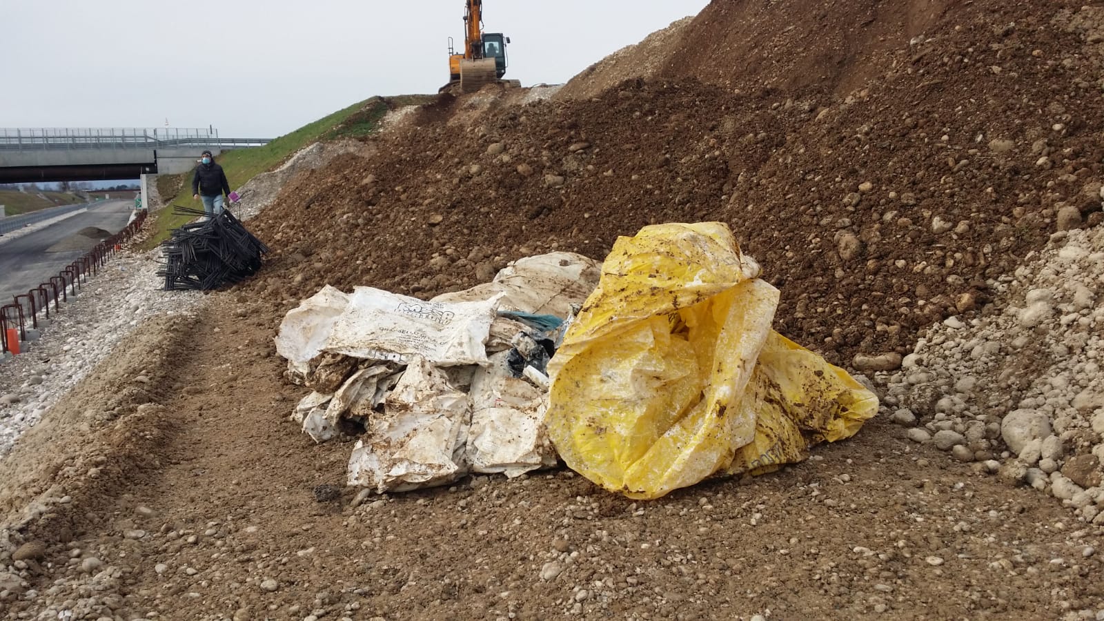 Pedemontana Veneta, prima relazione sul casi rifiuti: "Interrati sacchetti vuoti di plastica per calce" - VIDEO e GALLERY