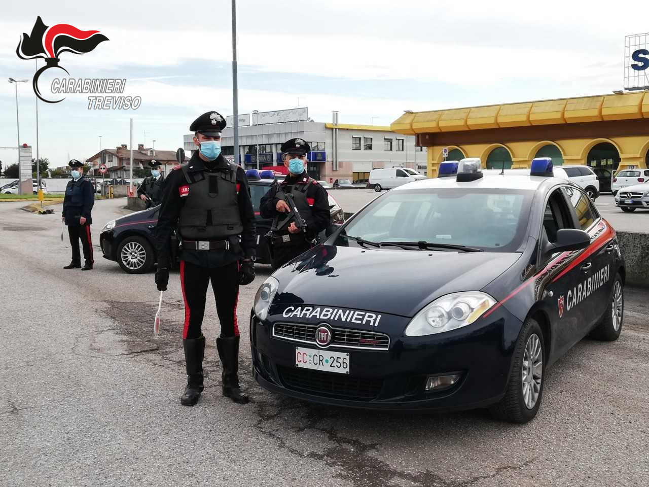 Prima li adescava con fare suadente, poi li derubava con la tecnica dell’abbraccio: 32enne arrestata