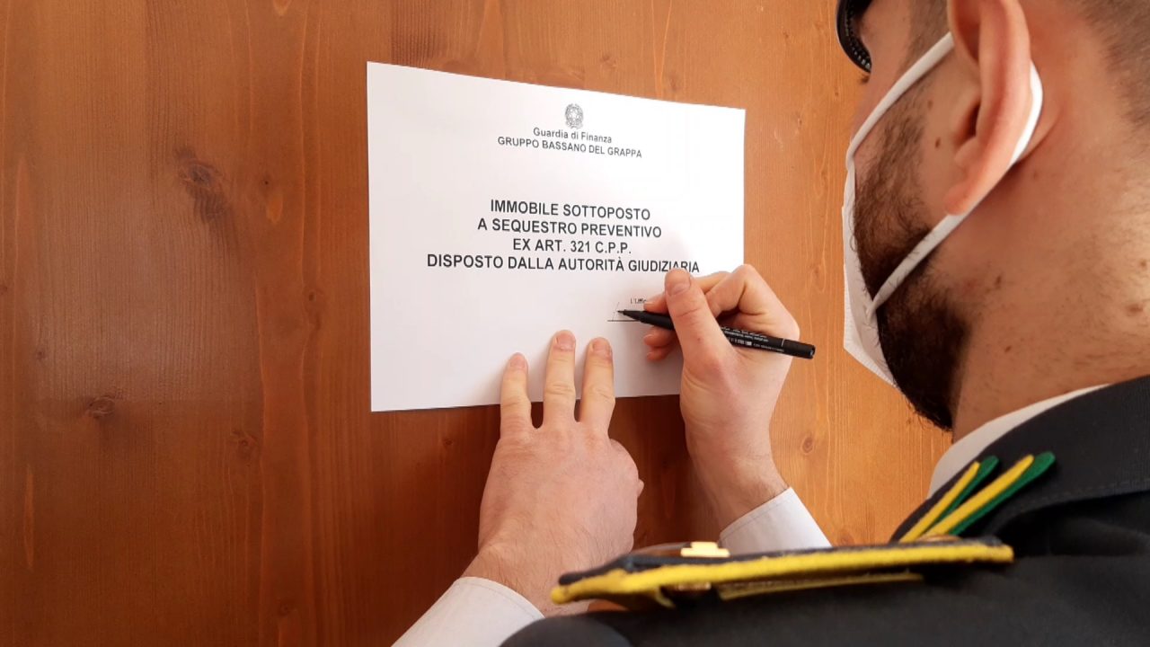 Fatture false nel commercio all’ingrosso di abbigliamento, sequestrati oltre 3,5 milioni di euro: denunciato un trevigiano