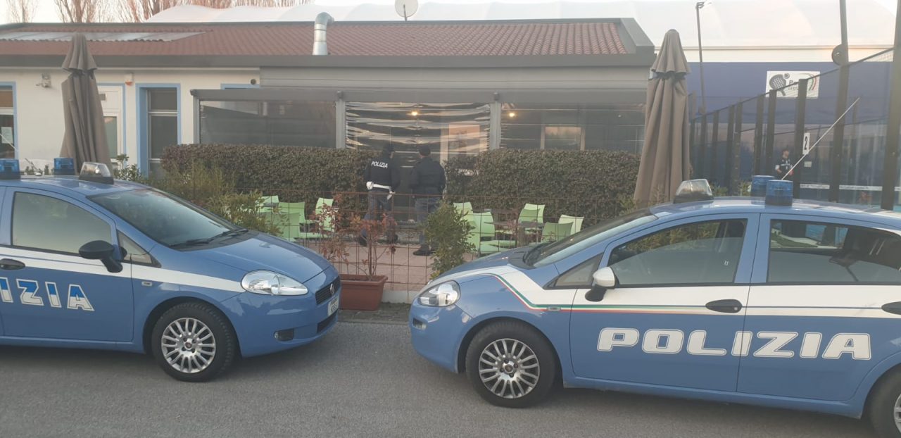 Aperi-Covid al circolo sportivo, multe salate per i clienti e bar chiuso per cinque giorni