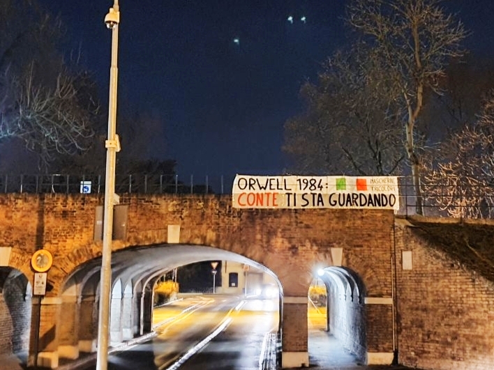 Mascherine Tricolori Treviso, striscione contro il sindaco Conte: "No al tracciamento Covid con telecamere"