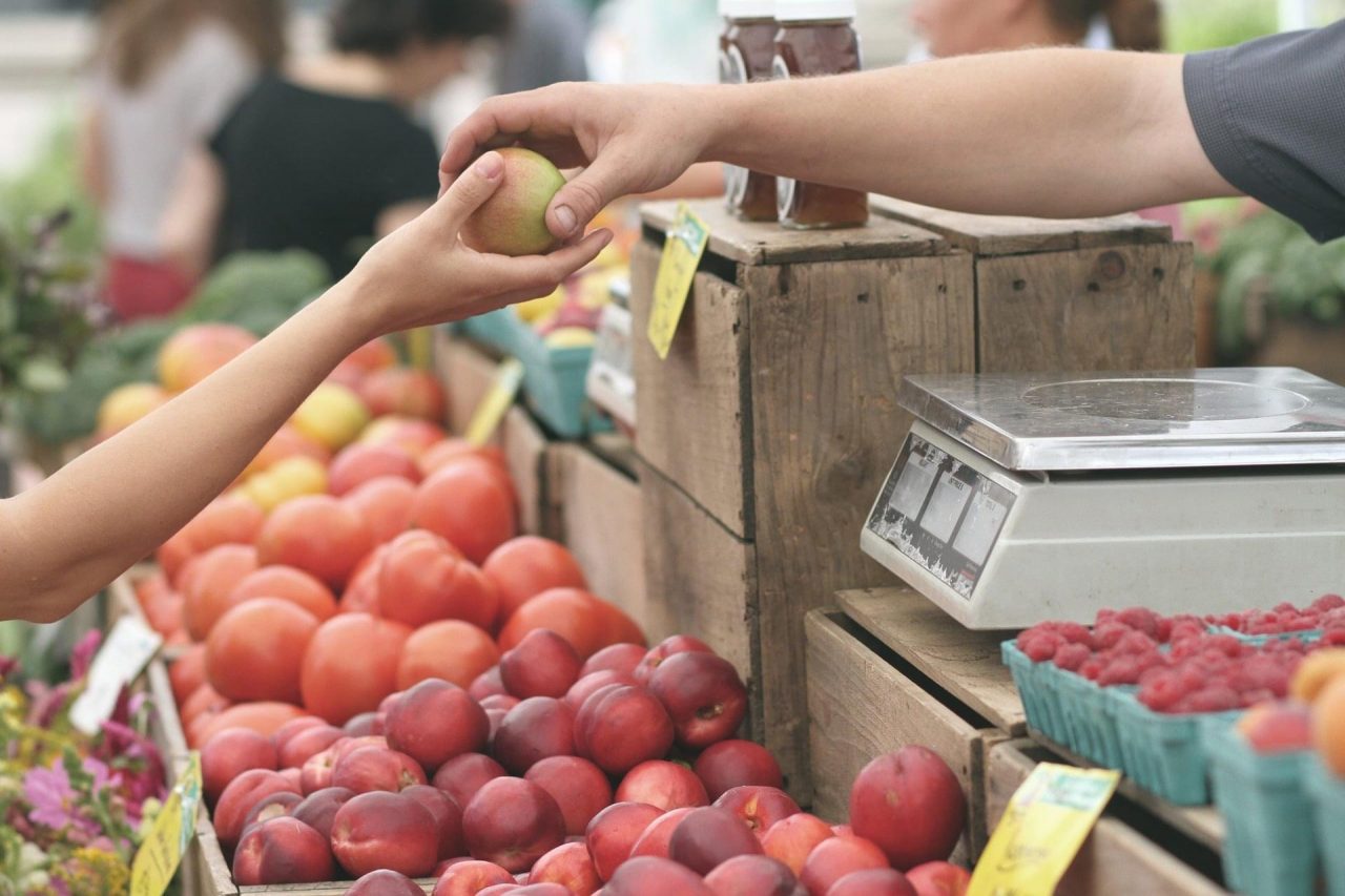 Si spaccia per commerciante di frutta e ruba il portafoglio all’ignaro “cliente”