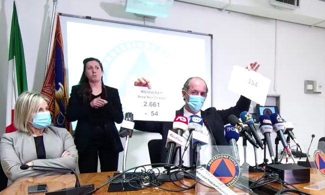 Taglio forniture vaccino anti Covid, Zaia furioso: “Vergogna, a rischio campagna veneta”