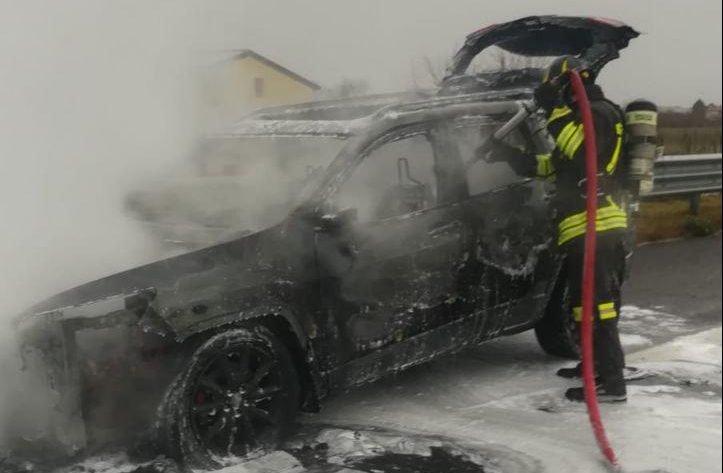 Attimi di paura sull’A27: suv in fiamme tra Conegliano e Treviso Nord