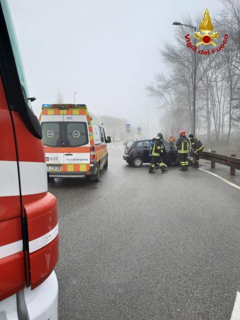 Auto vola nel fosso saltando passaggio pedonale e ciclabile: un ferito estratto dalle lamiere