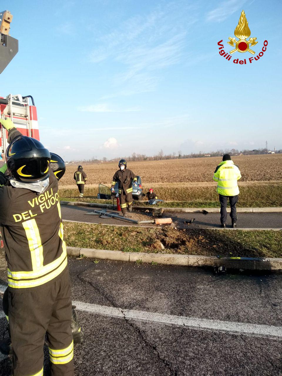 Auto vola nel fosso saltando passaggio pedonale e ciclabile: un ferito estratto dalle lamiere