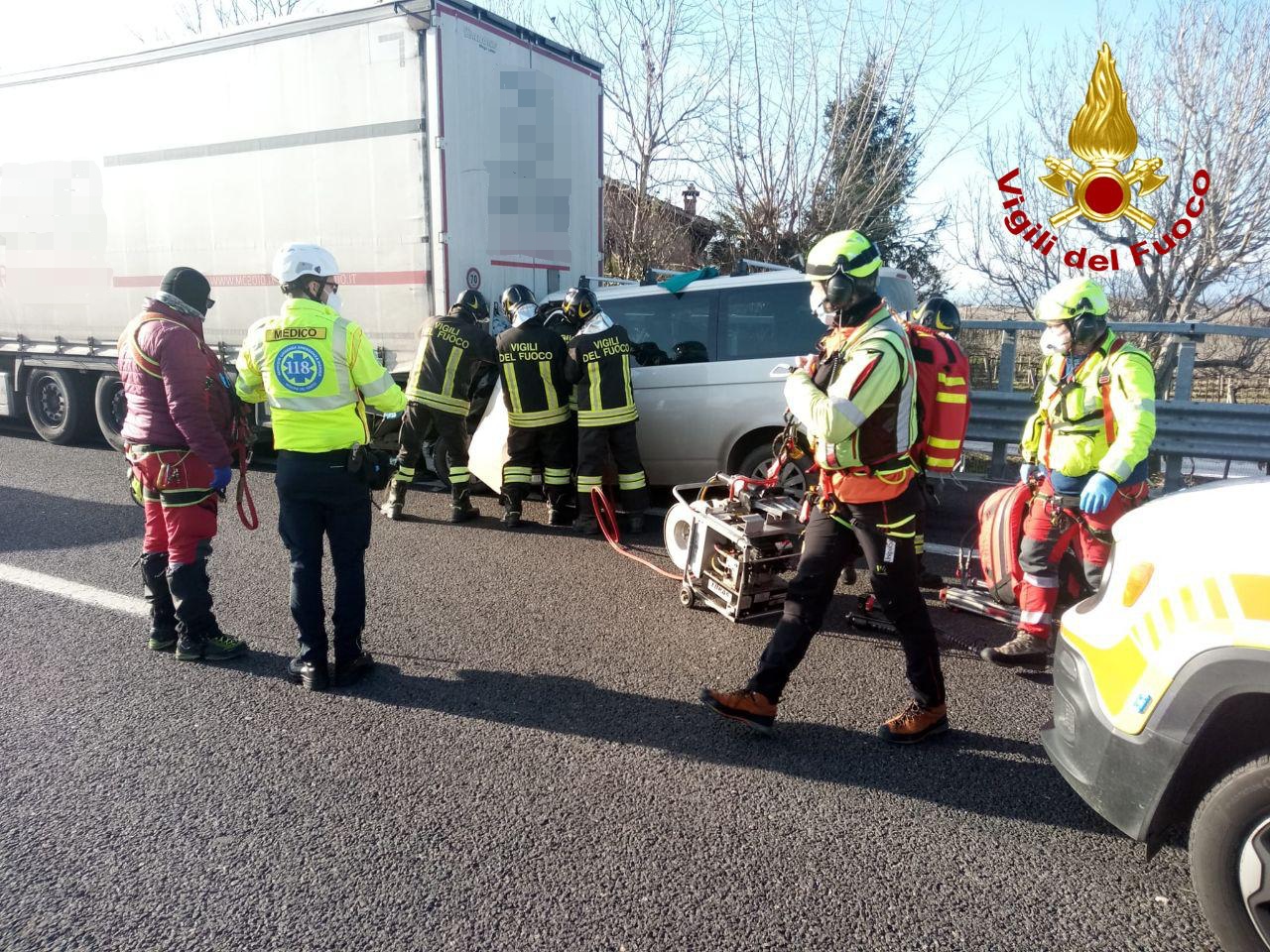 Tragedia in A27, tremendo tamponamento tra due veicoli: morto un 72enne