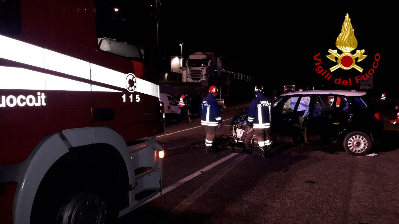 Grave incidente sulla Feltrina, frontale tra auto e furgone: colpa di un sorpasso azzardato