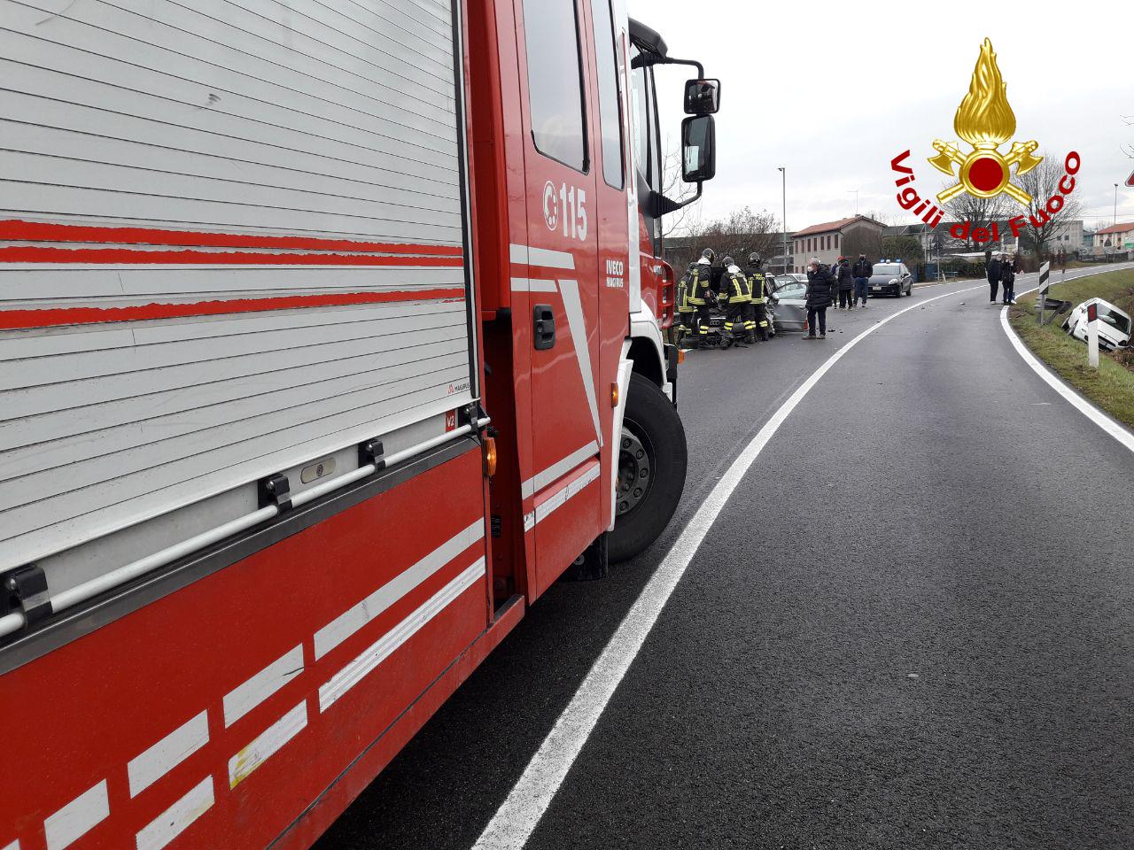 Incidente frontale tra due auto sulla provinciale 65 a Zero Branco: entrambi i guidatori all’ospedale