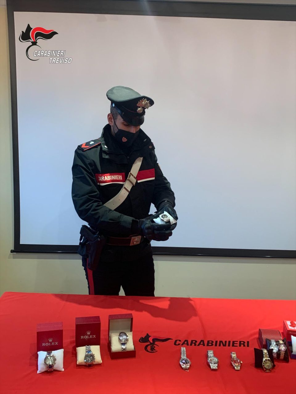 Orologi contraffatti nell’auto, 31enne fermato ad Asolo e denunciato