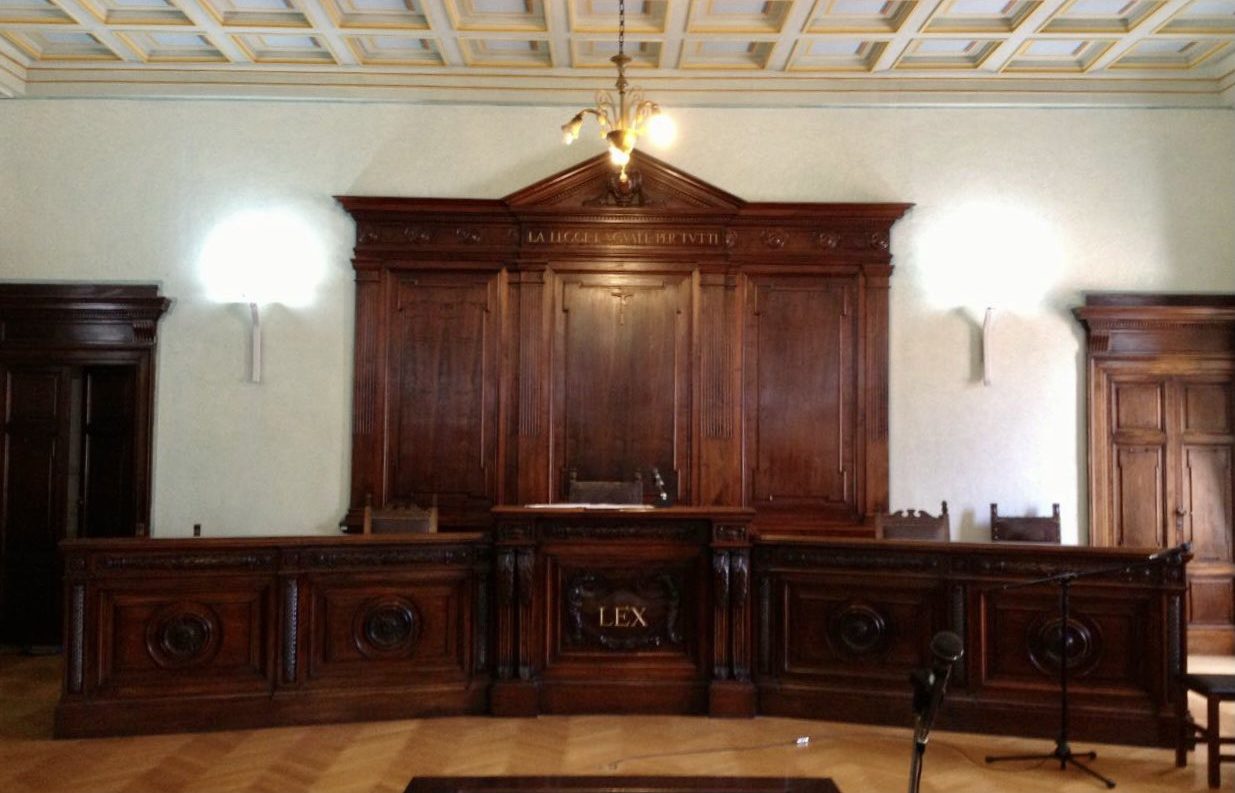 Scappa dal tribunale e semina il panico: incredibile “caccia all’uomo” a Treviso