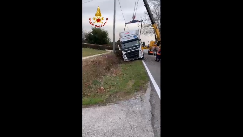 Bilico bloccato nel fosso a Roncade, il video del recupero con l’autogrù