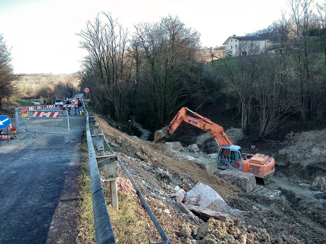 Provinciale 38 a Crevada di Refrontolo: intervento d’urgenza e strada già riaperta – FOTO