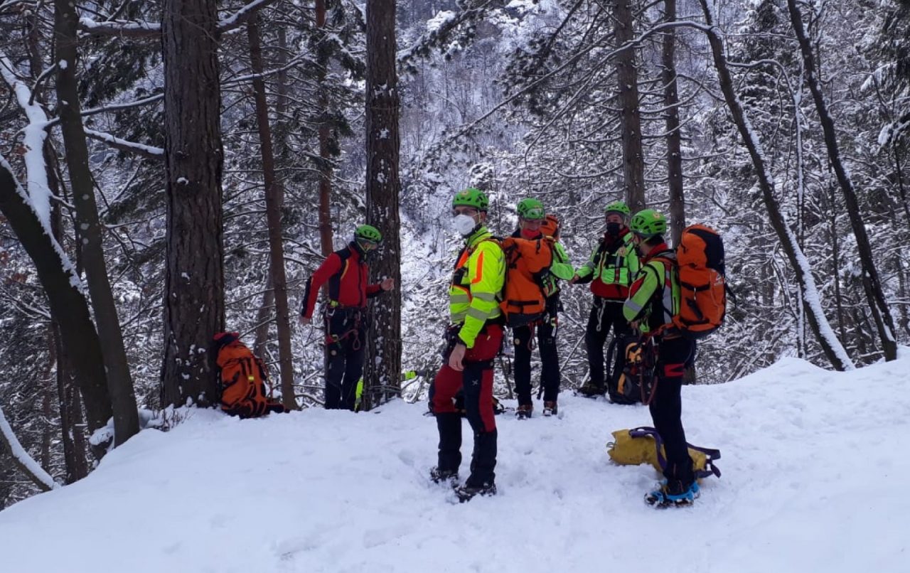 Scivola per 200 metri in un canale sul Grappa: escursionista 48enne vivo per miracolo