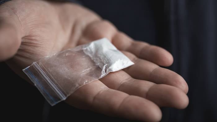 Minacce per questioni di droga, denunciato per estorsione complice 24enne