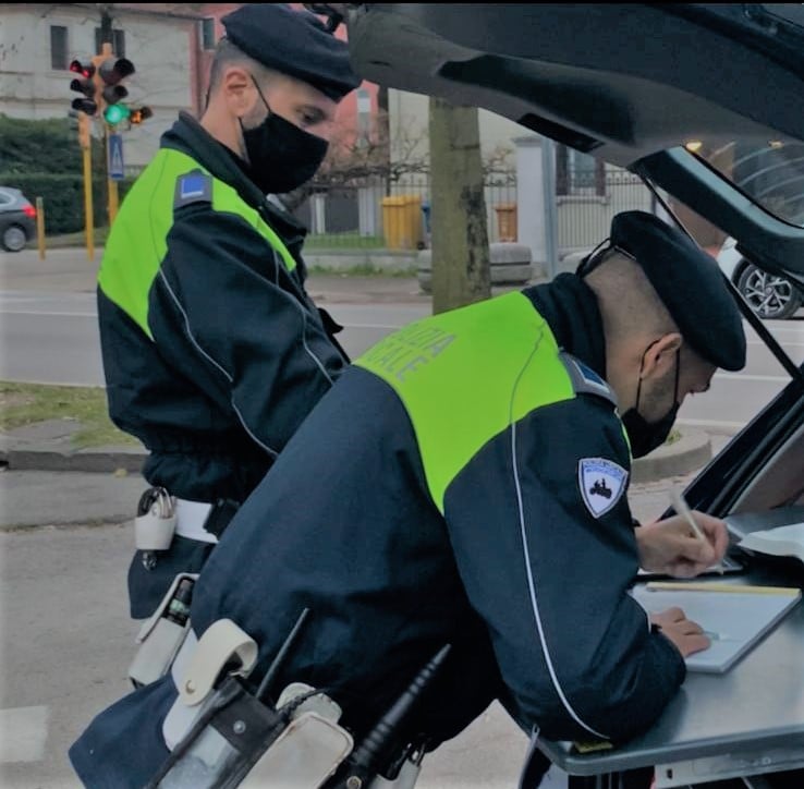 Clienti bevevano tranquilli al bar dopo l’orario consentito: chiuso locale di via Terraglio
