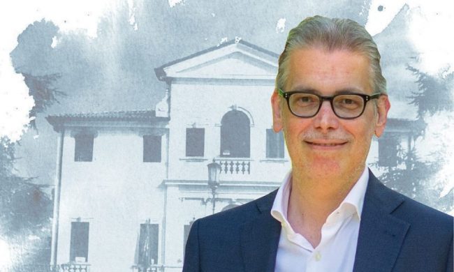 Ondata di commozione per l’addio al sindaco Bolis, stroncato dal male: aveva solo 43 anni