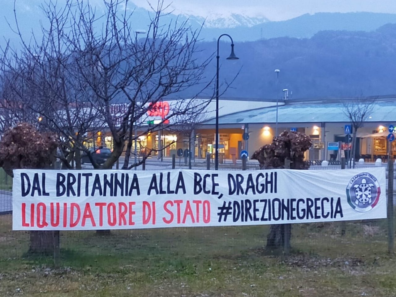 Striscione contro Mario Draghi a Vittorio Veneto