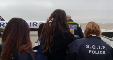 "Faccia d'angelo" in gonnella ricercata da dodici anni: arrestata ed estradata in Italia
