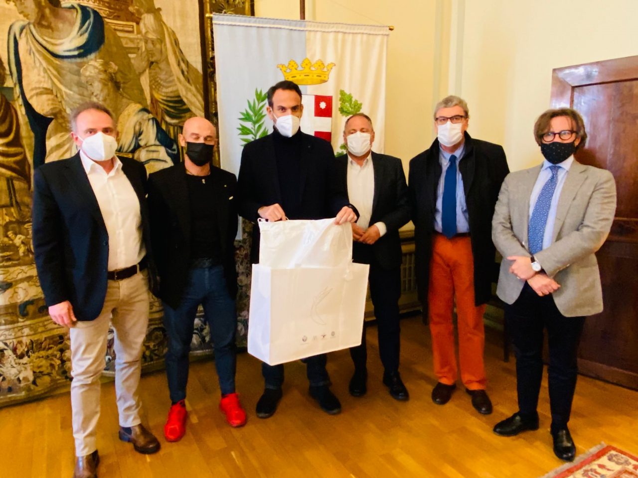 Una borsa bianca per riporre gli effetti personali dei defunti da Covid