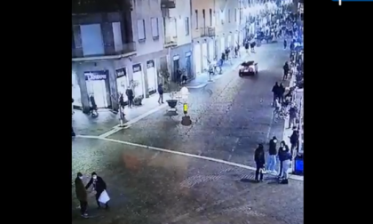 Il video dell'auto impazzita in fuga dai carabinieri tra la gente che passeggia