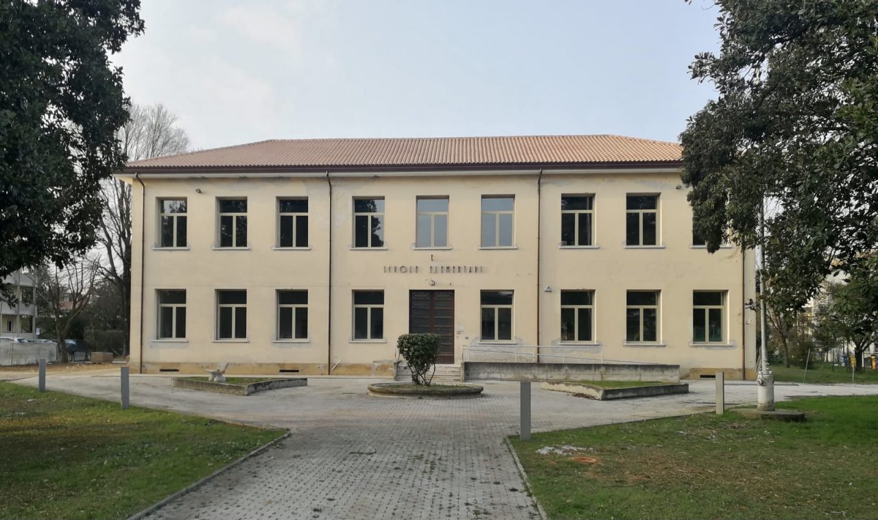Ex scuola elementare, restauro quasi finito: il Comune raccoglie foto d’epoca