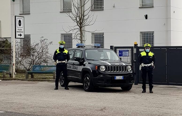 Giravano con patenti false: due automobilisti multati dalla Polizia locale