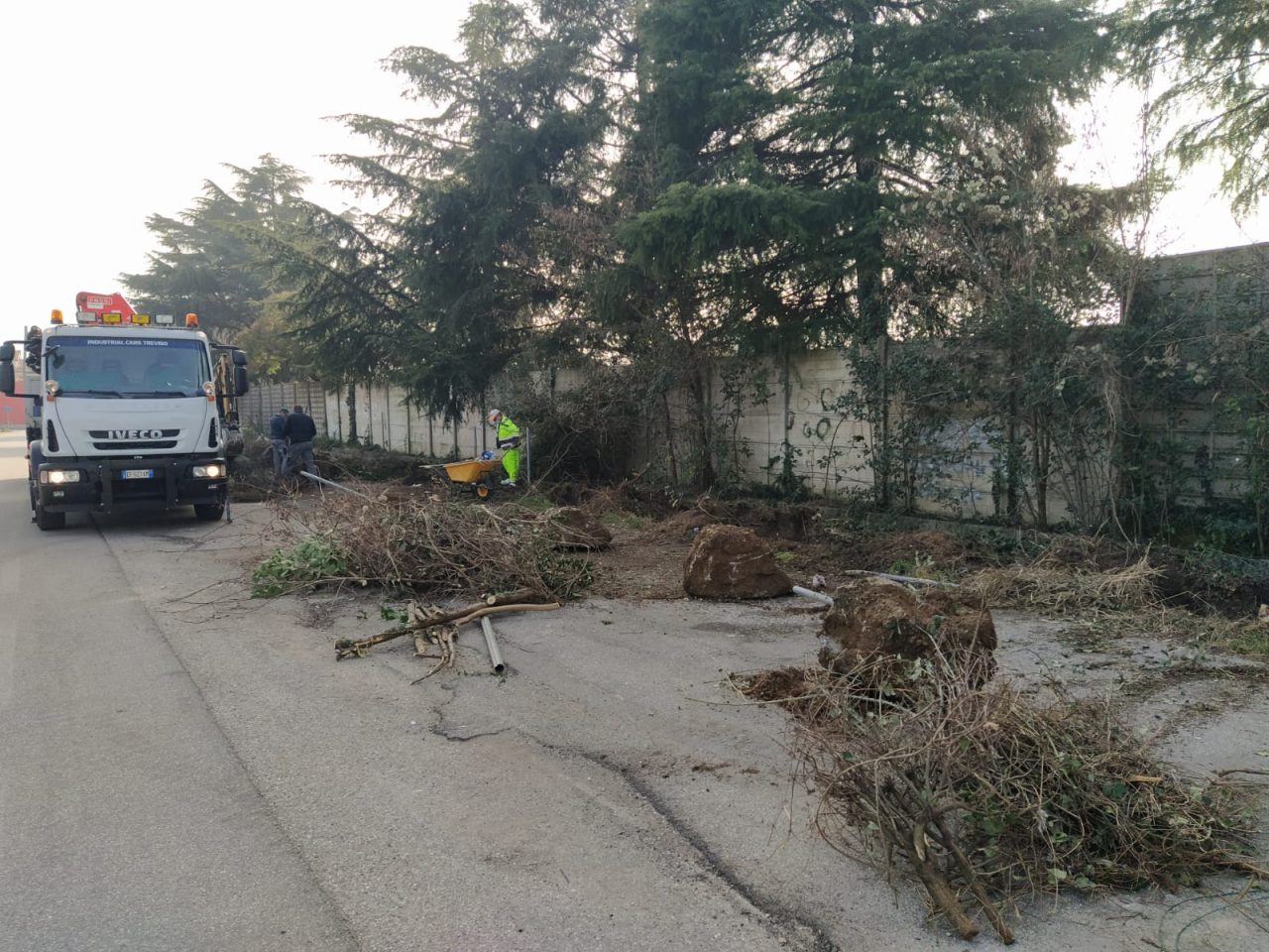 Sterpaglie e rifiuti in via San Vigilio: Comune all’opera