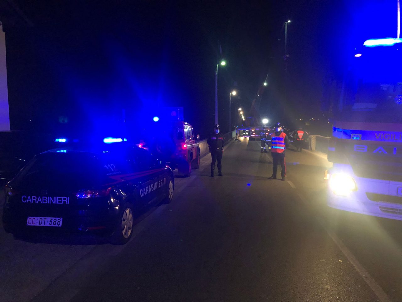 Si lancia dal ponte di Vidor col figlioletto in braccio: il piccolo è fuori pericolo