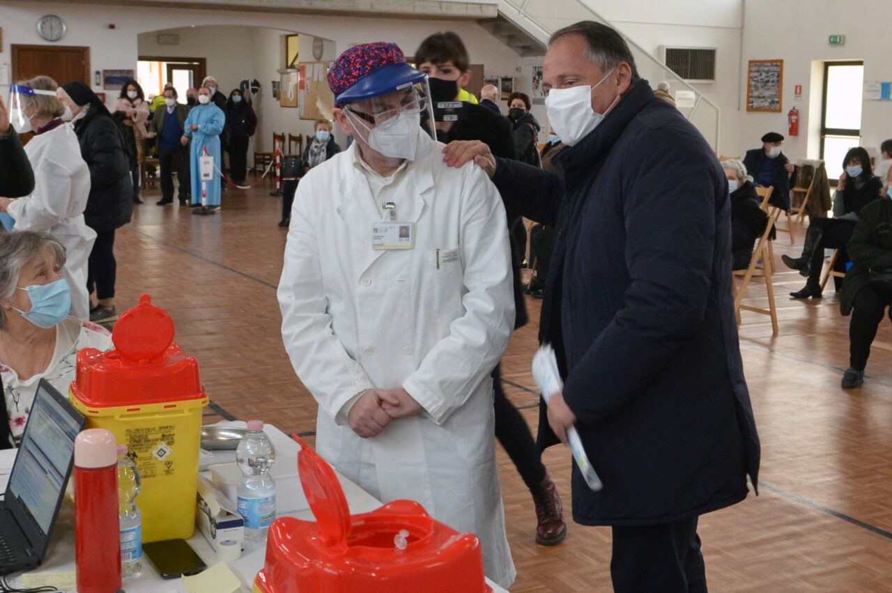 Tampone gratuito mentre aspetti il vaccino: così a Treviso si dà la “caccia” alla variante Delta