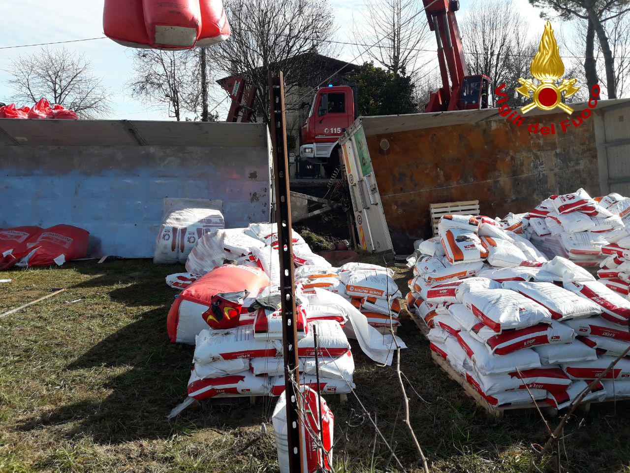 Fuori strada il camion che trasportava concime: interviene l’autogrù a Fontanelle