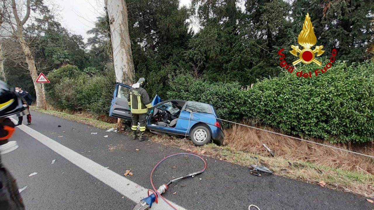 Perde il controllo della vettura e si schianta contro un platano