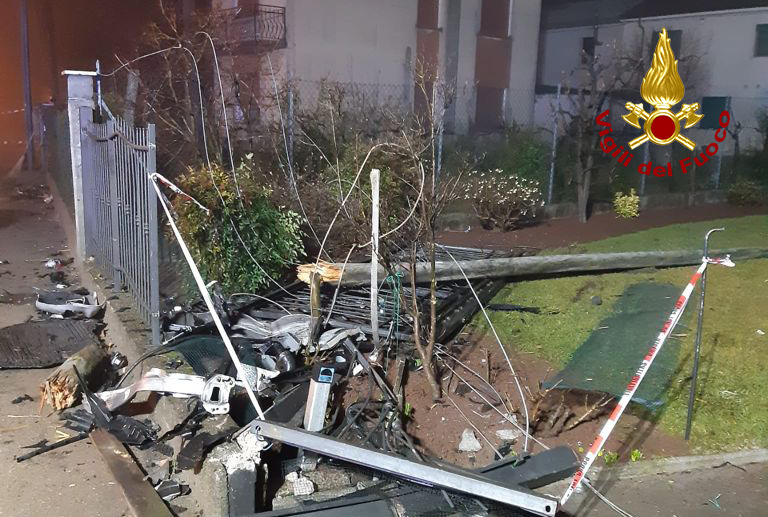 Auto impazzita distrugge la recinzione di una casa: alla guida un 30enne di Morgano ubriaco