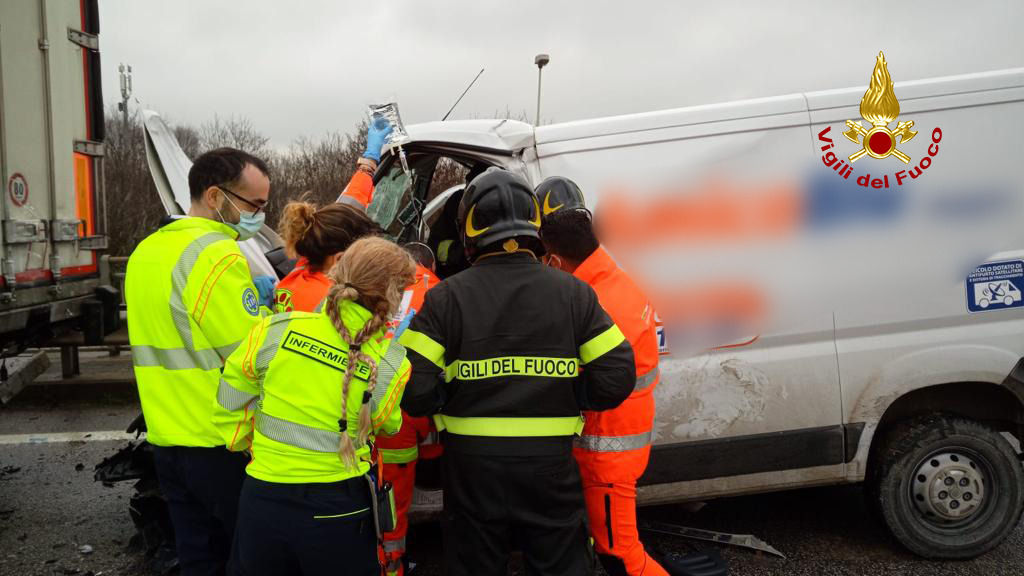 Incidente sulla SR 308, furgone tampona un autoarticolato: ferita una donna