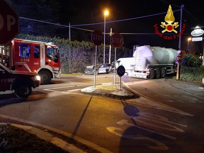 Grave incidente a Ponzano: scontro tra auto, furgone e camion. Un ferito 