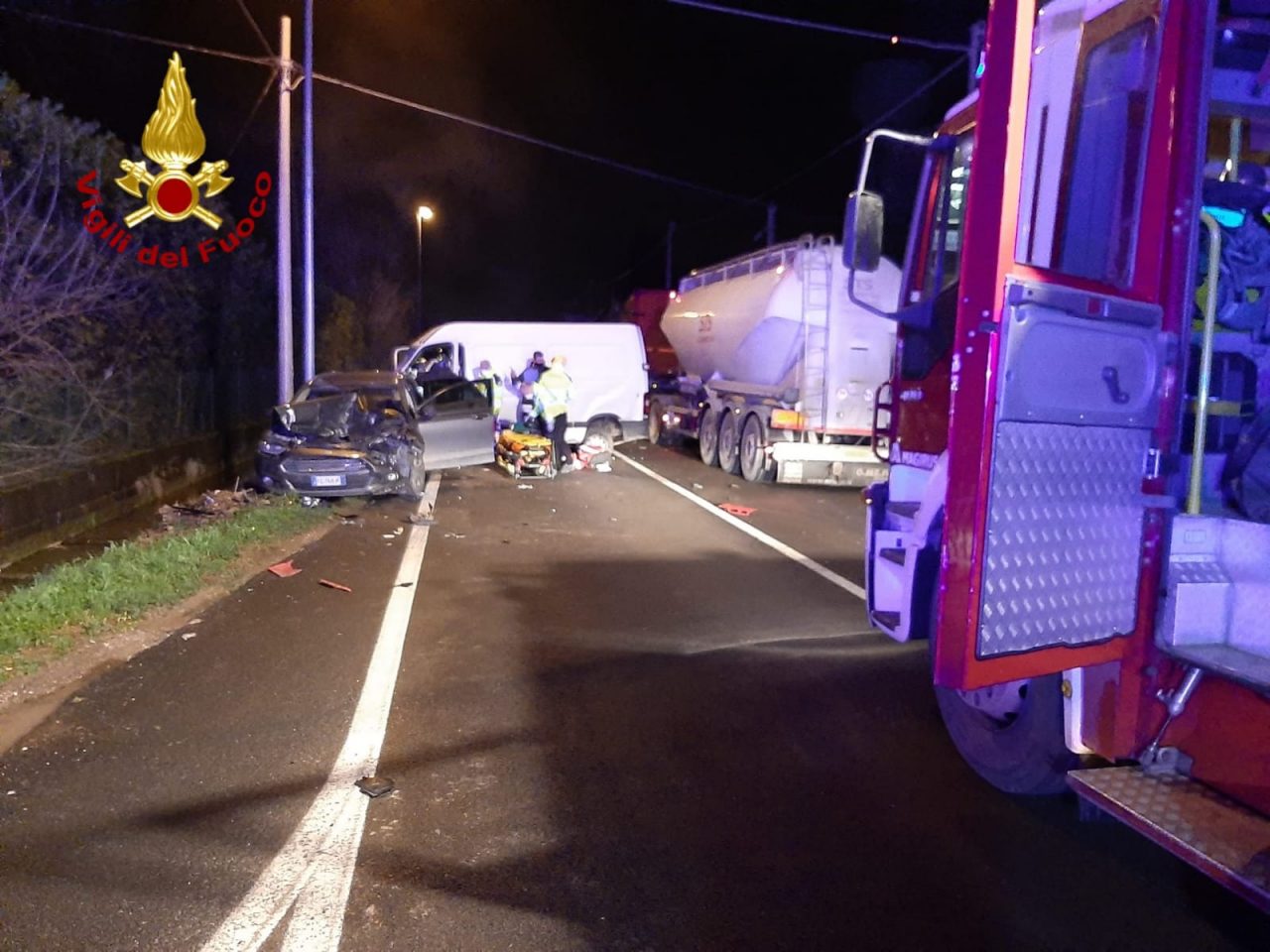 Grave incidente a Ponzano: scontro tra auto, furgone e camion. Un ferito