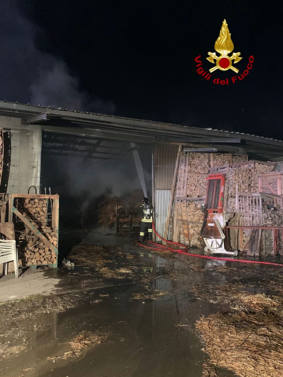 Incendio capannone agricolo a Meduna, brucia tetto in eternit: allarme fibre di amianto