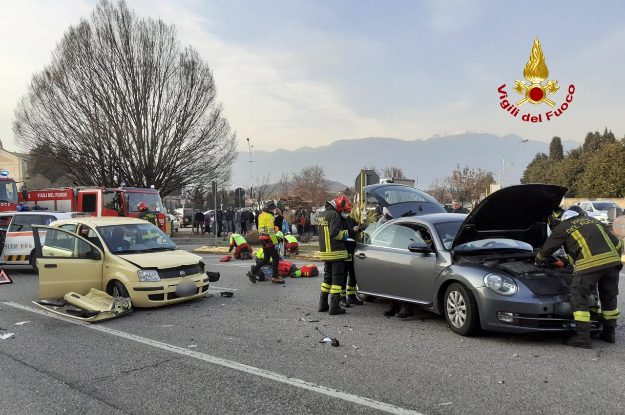 Scontro tra due auto a San Zenone: in ospedale un’anziana rimasta incastrata tra le lamiere