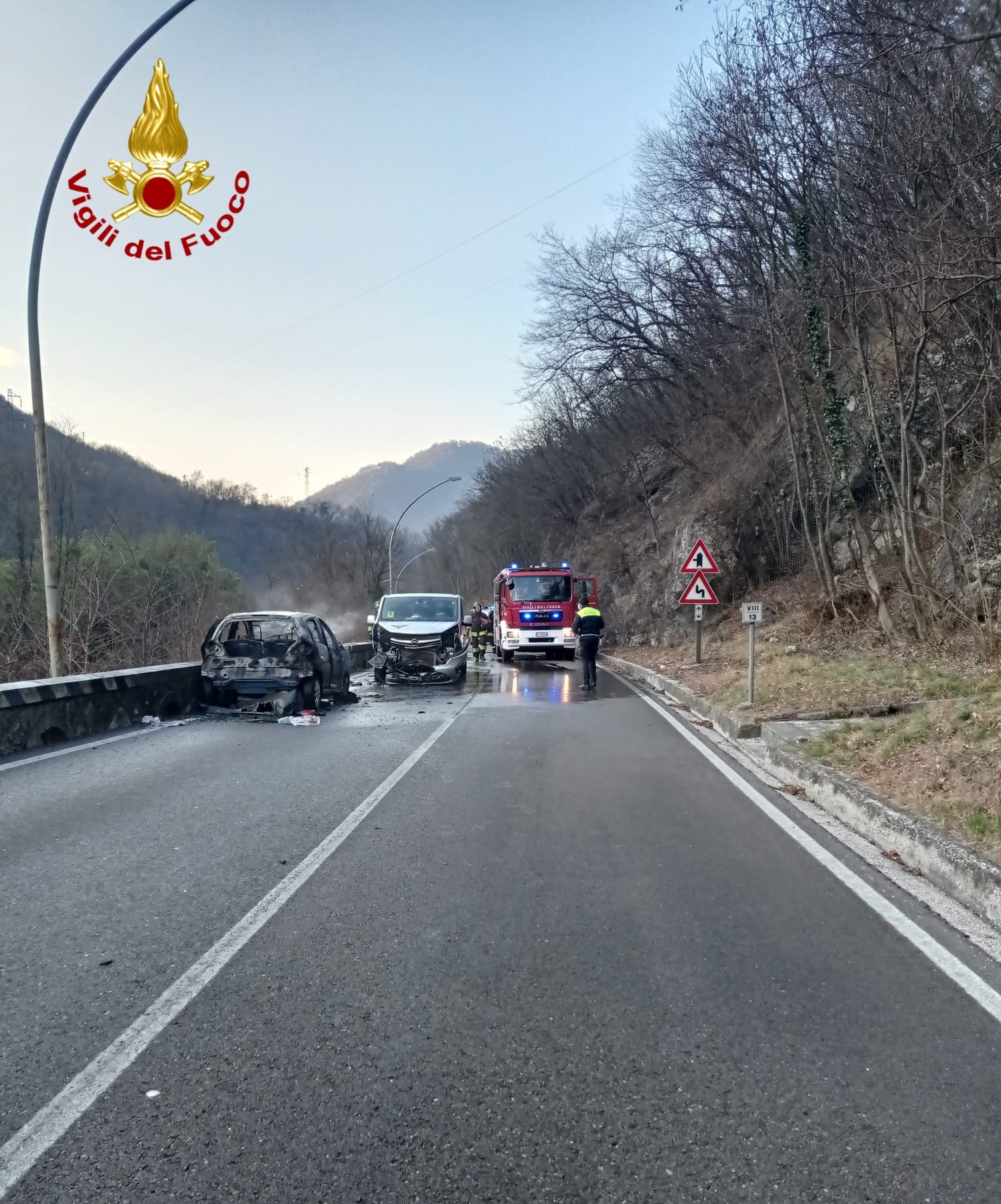 Dopo l'incidente l'auto viene divorata dalle fiamme: paura a Vittorio Veneto