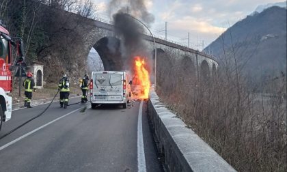 Dopo l'incidente l'auto viene divorata dalle fiamme: paura a Vittorio Veneto
