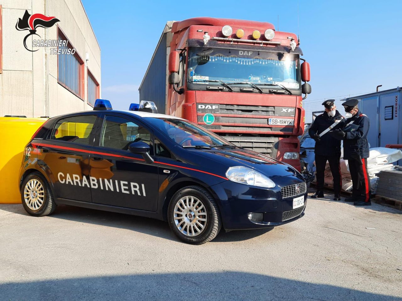 Scaricano il tir e trovano 5 minorenni afghani nascosti tra la merce