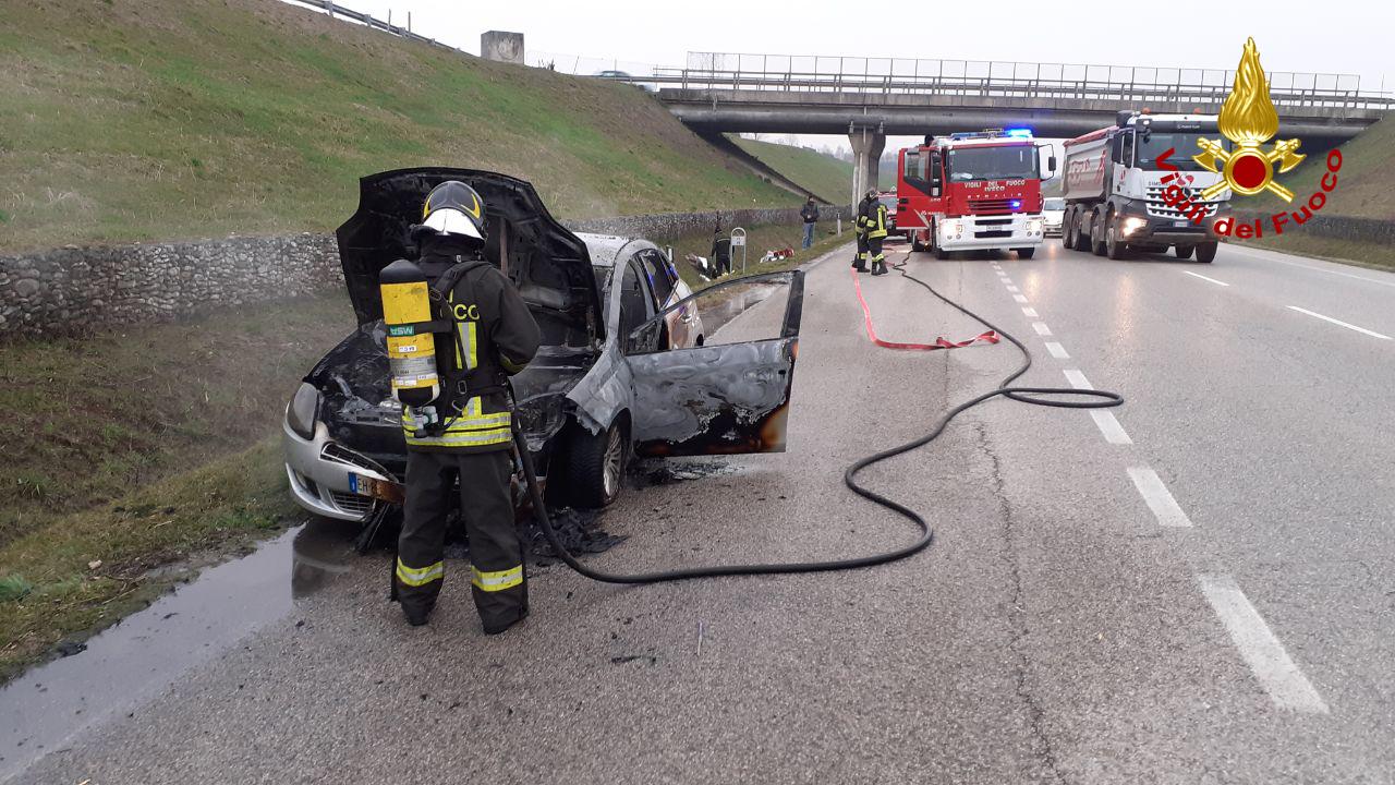Rischia di bruciare vivo nell’auto in fiamme, conducente salvato dai Vigili del fuoco