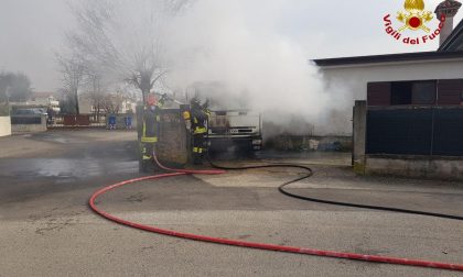 Paura in località Santa Bona, un camion prende fuoco