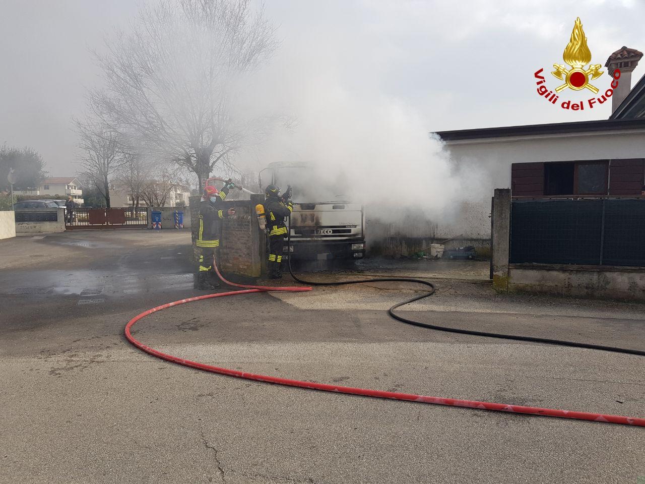 Paura in località Santa Bona, un camion prende fuoco